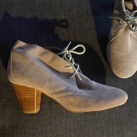 ALDO Suede Ankle Booties! Lightly Worn & Genuine Suede!  Excellent Condition! - Picture 3 of 4